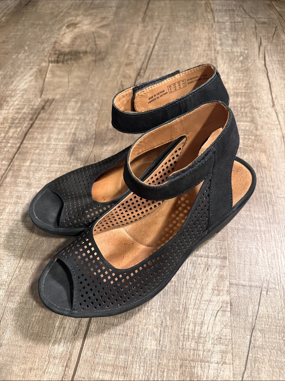 Clarks Artisan Black Perforated Peep-Toe Ankle Strap Sandals size 7.5